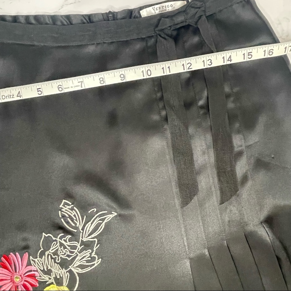 100% Silk Black Floral Embroidered Knee Length Skirt Size 6 Like New - Picture 15 of 17